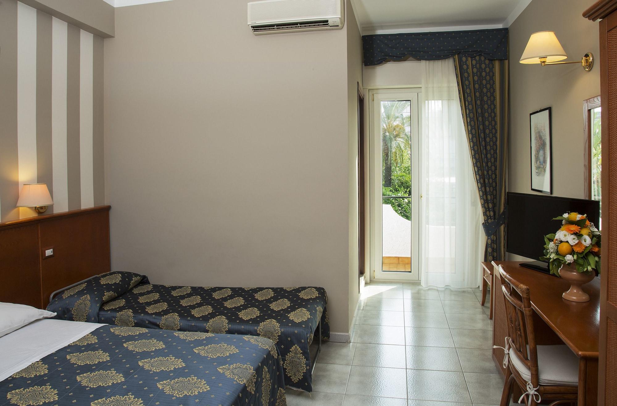 Hotel Redebora Torregrotta Екстер'єр фото