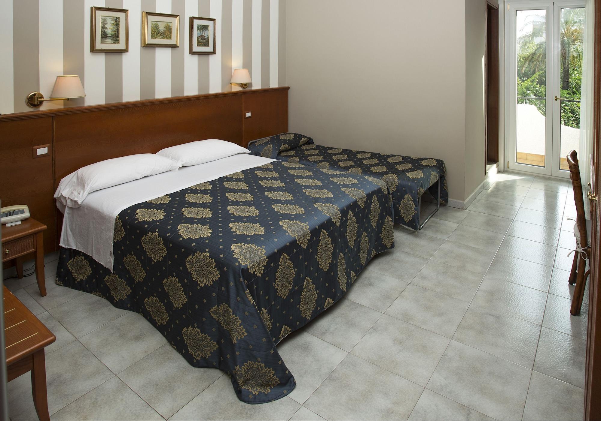 Hotel Redebora Torregrotta Екстер'єр фото