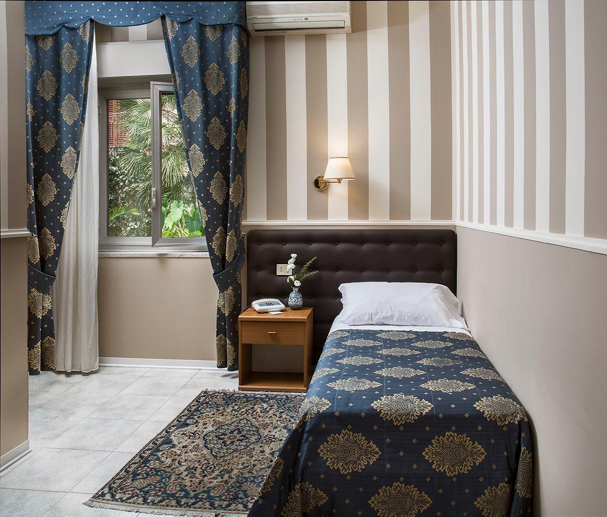 Hotel Redebora Torregrotta Екстер'єр фото