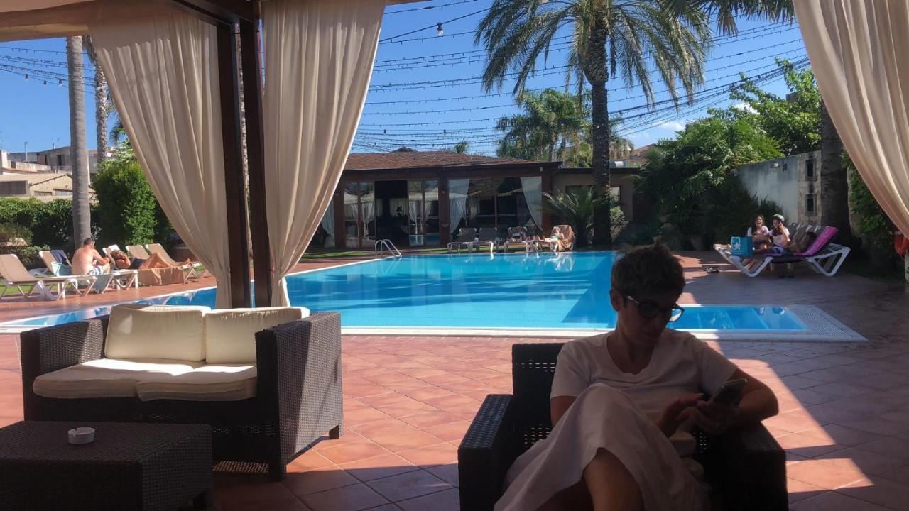 Hotel Redebora Torregrotta Екстер'єр фото