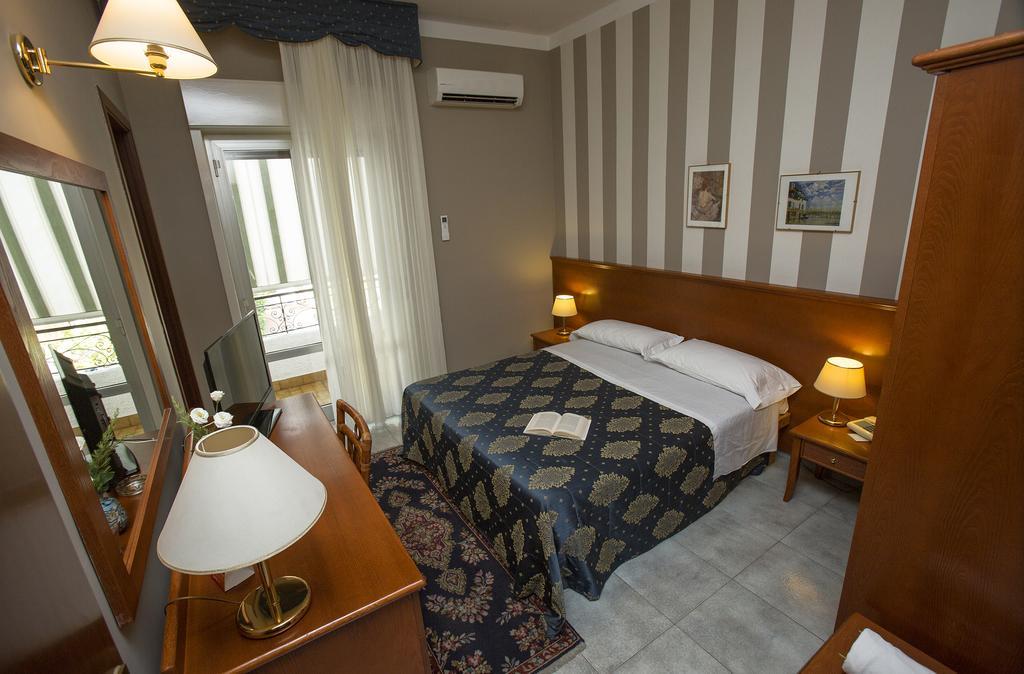 Hotel Redebora Torregrotta Екстер'єр фото